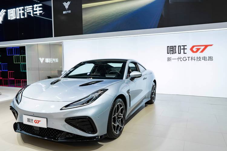 广州115哪吒汽车在智能汽车领域的表现，领途汽车在新能源汽车市场中的影响力